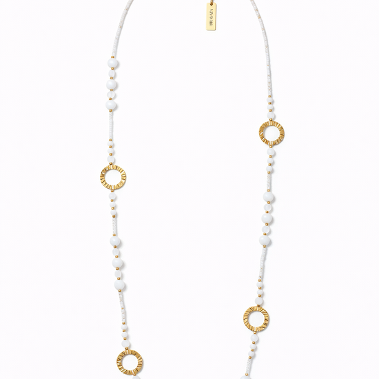 Collar largo dorado con cuentas blancas y aros texturizados, baño de oro 18K