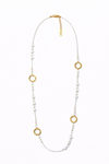 Collar largo dorado con cuentas blancas y aros texturizados, baño de oro 18K