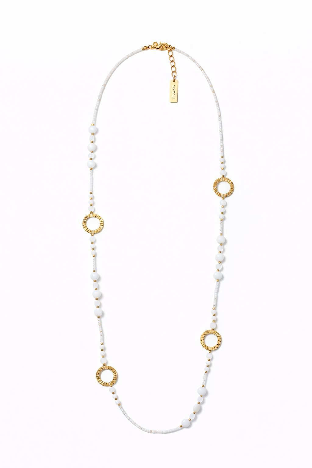 Collar largo dorado con cuentas blancas y aros texturizados, baño de oro 18K