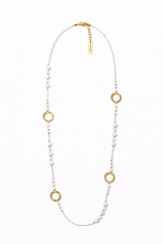 Collar largo dorado con cuentas blancas y aros texturizados, baño de oro 18K