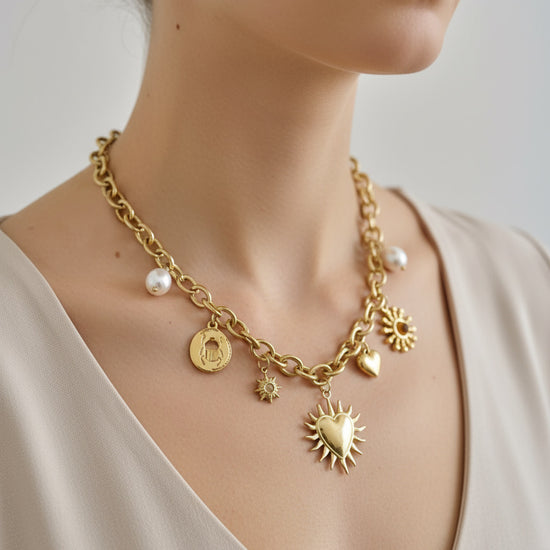 Collar Alma dorado con perlas, piedras ojo de gato, ojo de tigre y colgantes decorativos sobre modelo