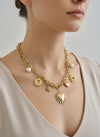 Collar Alma dorado con perlas, piedras ojo de gato, ojo de tigre y colgantes decorativos sobre modelo