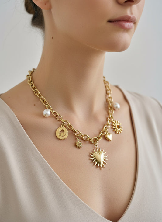 Collar Alma dorado con perlas, piedras ojo de gato, ojo de tigre y colgantes decorativos sobre modelo