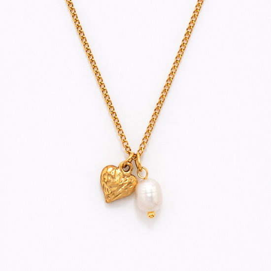 Collar Amor con colgante de corazón grabado y perla natural irregular en acero inoxidable dorado
