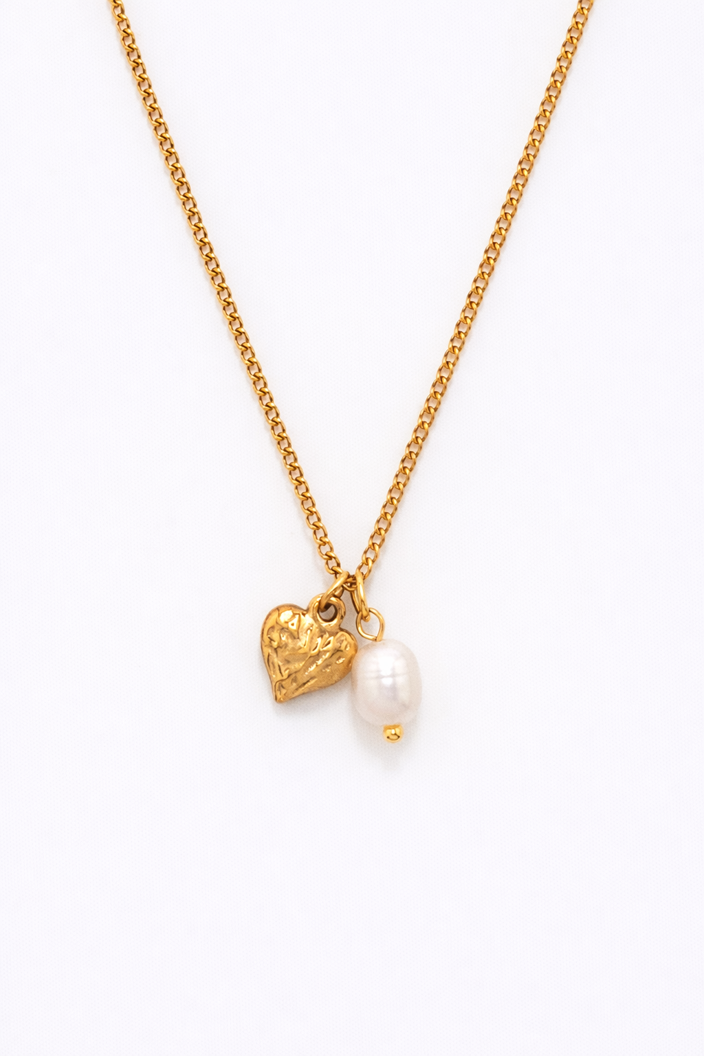 Collar Amor con colgante de corazón grabado y perla natural irregular en acero inoxidable dorado