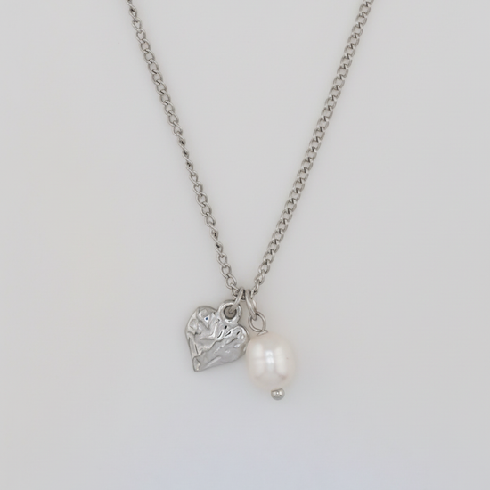 Collar Amor con colgante de corazón grabado y perla natural irregular en acero inoxidable plateado