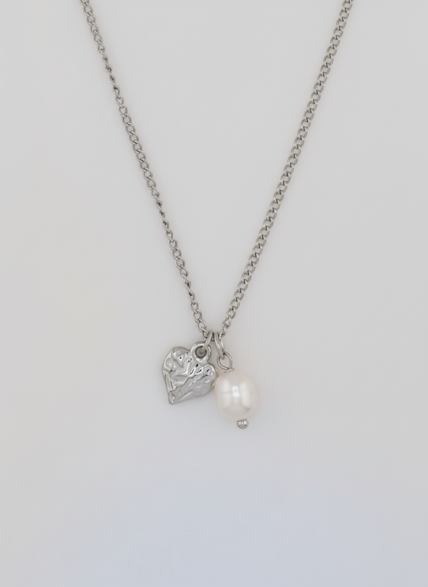 Collar Amor con colgante de corazón grabado y perla natural irregular en acero inoxidable plateado