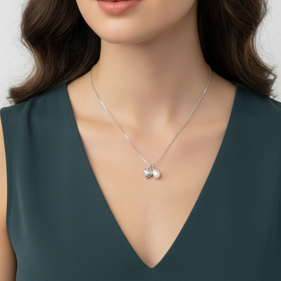 Collar Amor con colgante de corazón grabado y perla natural irregular en acero inoxidable plateado sobre modelo