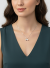 Collar Amor con colgante de corazón grabado y perla natural irregular en acero inoxidable plateado sobre modelo