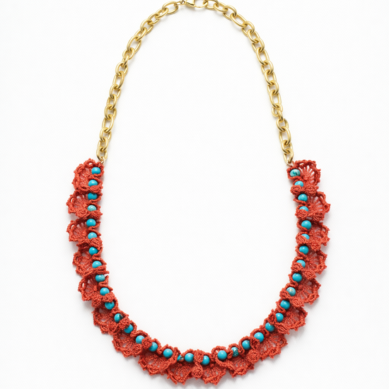 Collar hecho a mano con encaje crochet, piedras naturales y cadena dorada
