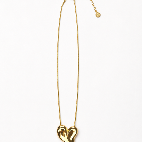 Collar Avelon dorado con colgante de corazón irregular y cadena fina de BRAVATA.