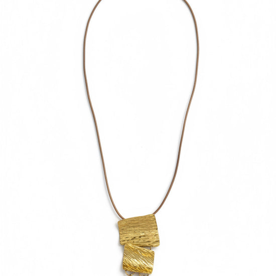 Collar largo en cordón marrón con tres placas doradas texturizadas acabado martelé