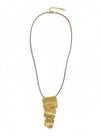 Collar largo en cordón marrón con tres placas doradas texturizadas acabado martelé