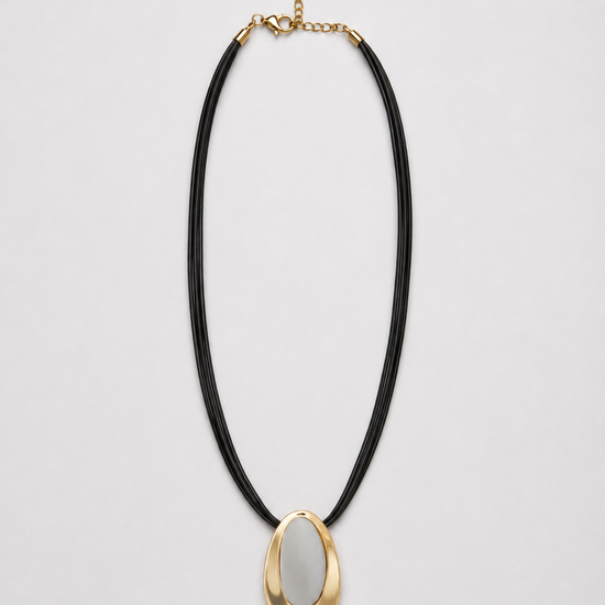 Collar con colgante óvalo dorado y cordón negro múltiple