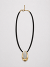 Collar con colgante óvalo dorado y cordón negro múltiple