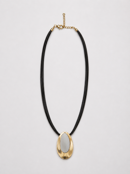 Collar con colgante óvalo dorado y cordón negro múltiple