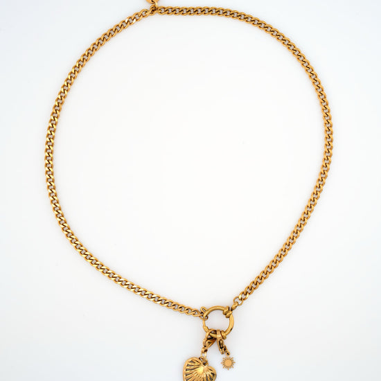 Collar Love dorado en acero inoxidable con colgante de corazón grabado y cierre en aro decorativo