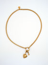 Collar Love dorado en acero inoxidable con colgante de corazón grabado y cierre en aro decorativo