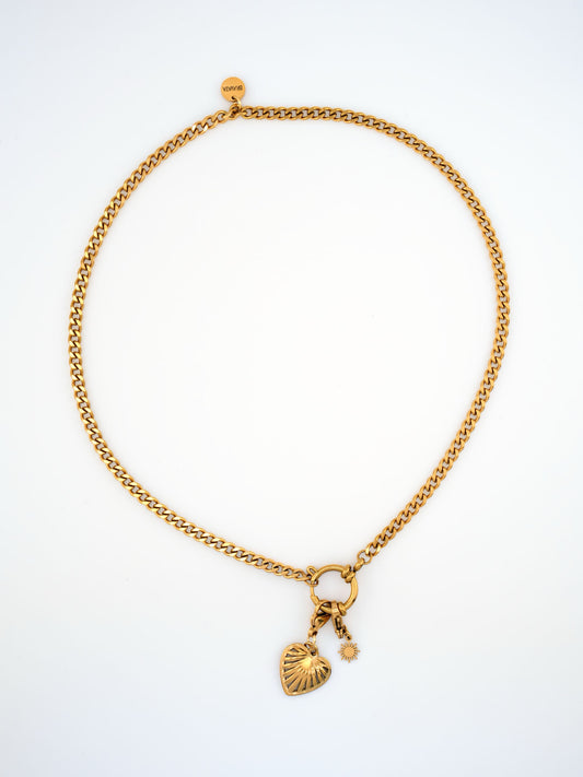 Collar Love dorado en acero inoxidable con colgante de corazón grabado y cierre en aro decorativo
