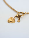 Detalle de Collar Love dorado en acero inoxidable con colgante de corazón grabado y cierre en aro decorativo