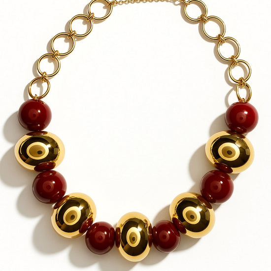 Collar luxury dorado con esferas burdeos y cadena de eslabones redondos