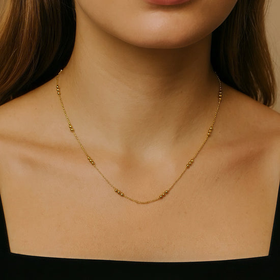 Collar Marula dorado en acero inoxidable con baño de oro 18K (PVD) sobre modelo