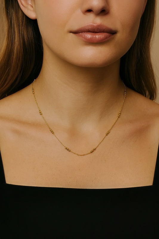 Collar Marula dorado en acero inoxidable con baño de oro 18K (PVD) sobre modelo