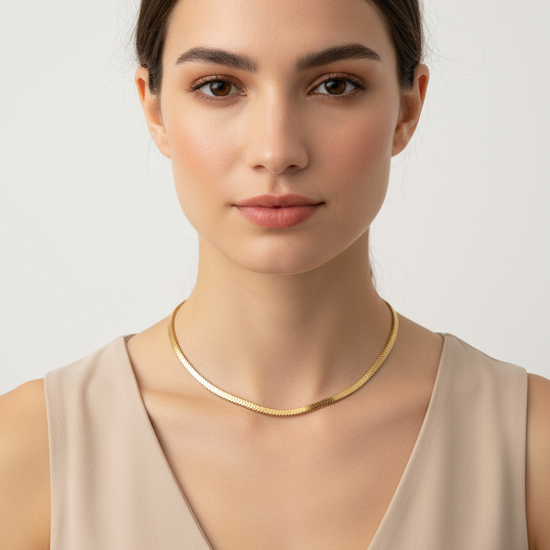 Collar Morena dorado en acero inoxidable con baño de oro de 18K (PVD) sobre modelo