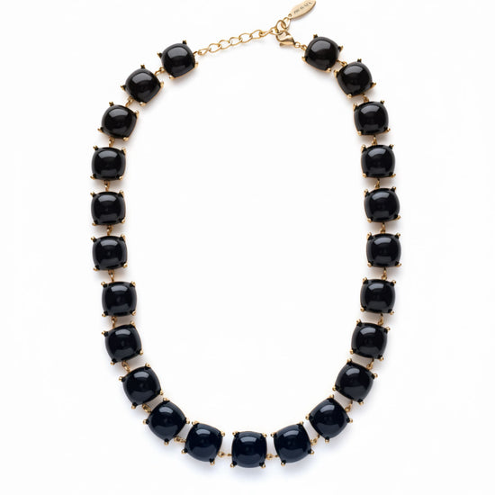 Collar dorado corto con cabujones negros talla cushion y alargador