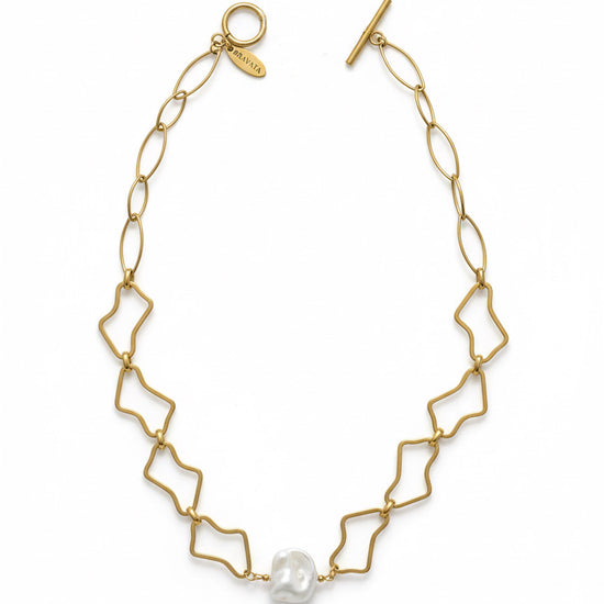 Collar de eslabones ondulados con perla barroca central en acero con baño de oro 18K