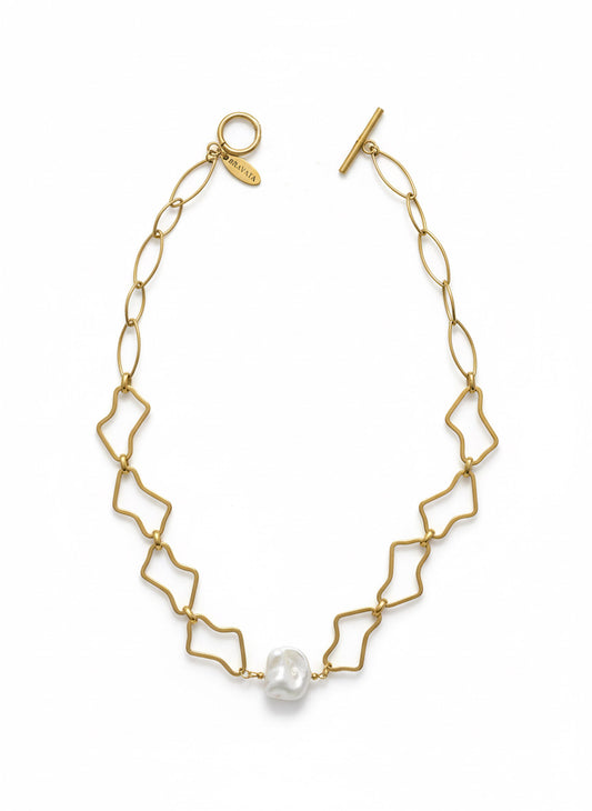Collar de eslabones ondulados con perla barroca central en acero con baño de oro 18K