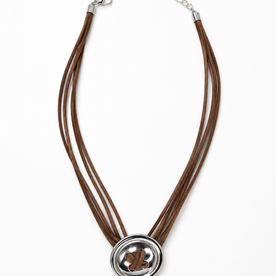 Collar Sorelia marrón multicordón con gran pieza circular plateada de BRAVATA.