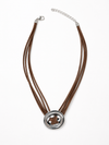 Collar Sorelia marrón multicordón con gran pieza circular plateada de BRAVATA.
