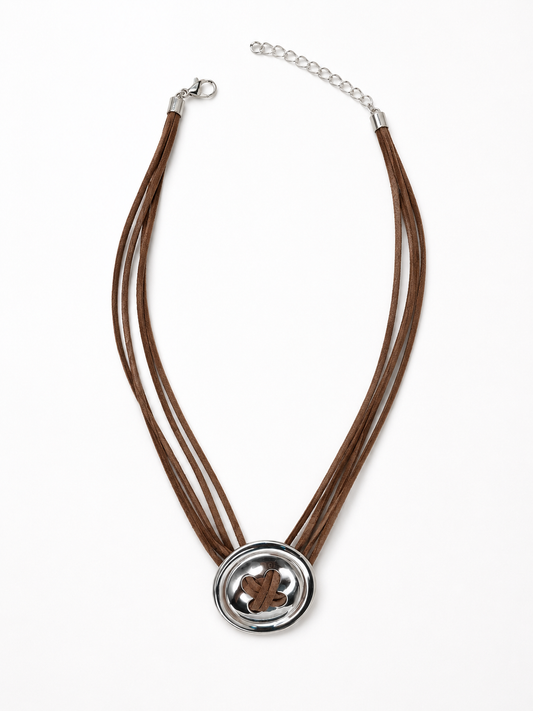 Collar Sorelia marrón multicordón con gran pieza circular plateada de BRAVATA.