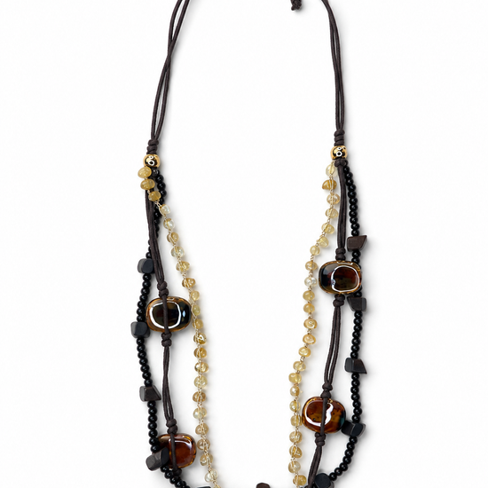 Collar Tavira marrón multicapa con cuentas y detalles efecto ámbar de BRAVATA.