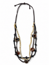 Collar Tavira marrón multicapa con cuentas y detalles efecto ámbar de BRAVATA.