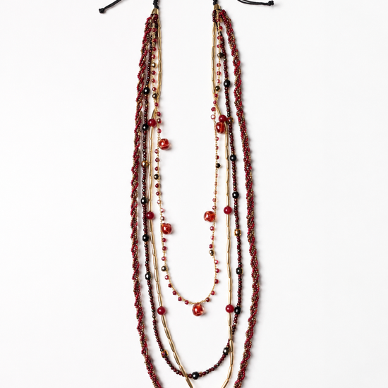 Collar Varda rojo multicapa con cuentas, detalles dorados y cierre ajustable de BRAVATA.