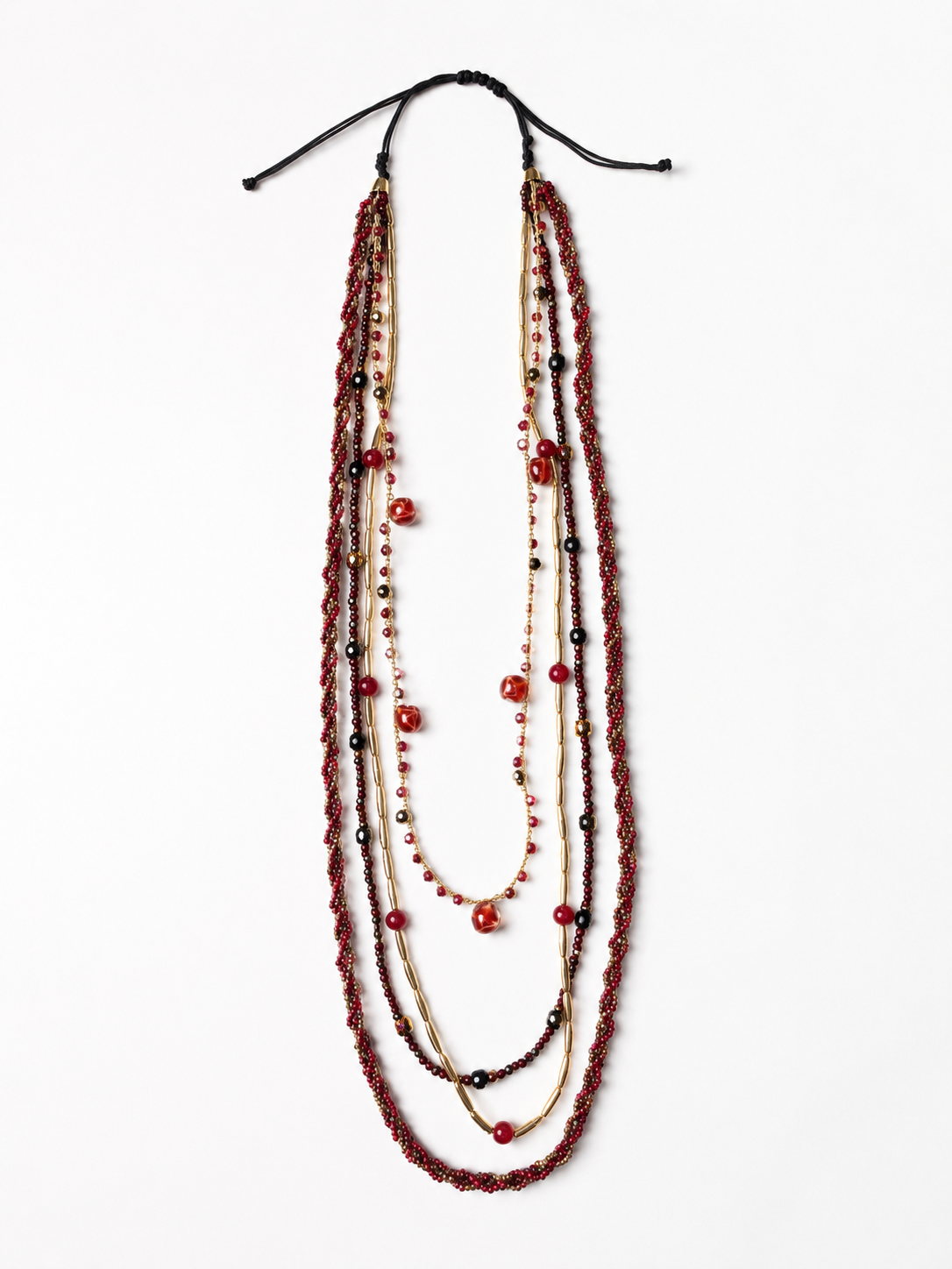 Collar Varda rojo multicapa con cuentas, detalles dorados y cierre ajustable de BRAVATA.