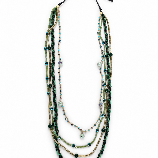 Collar Varda verde multicapa con cuentas, detalles dorados y cierre ajustable de BRAVATA.