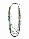 Collar Varda verde multicapa con cuentas, detalles dorados y cierre ajustable de BRAVATA.