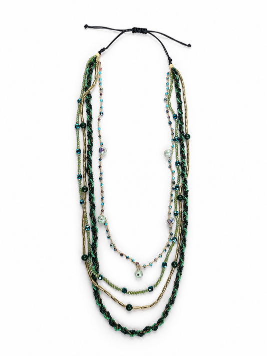 Collar Varda verde multicapa con cuentas, detalles dorados y cierre ajustable de BRAVATA.