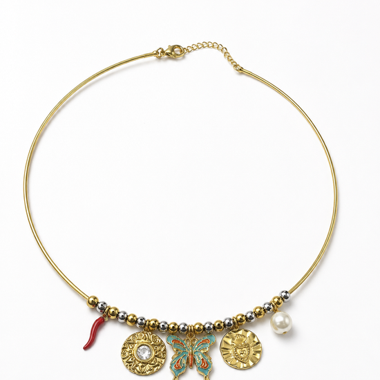 Collar Velaria dorado con mariposa, perla y charms decorativos de BRAVATA.