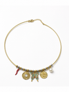Collar Velaria dorado con mariposa, perla y charms decorativos de BRAVATA.
