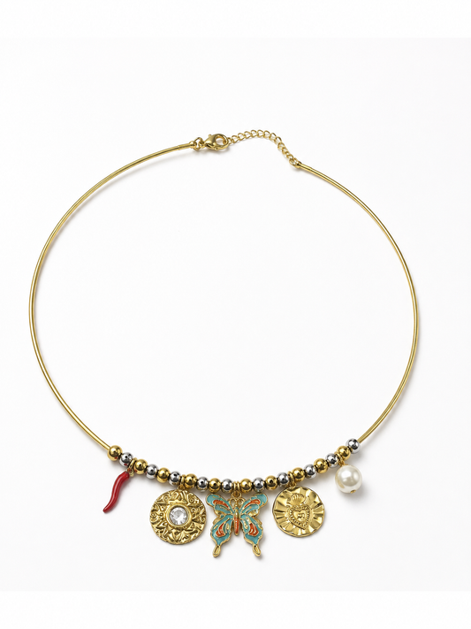 Collar Velaria dorado con mariposa, perla y charms decorativos de BRAVATA.
