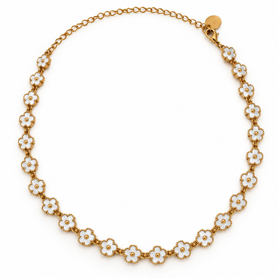 Collar Primavera Rubí BRAVATA, cadena con eslabones pequeños y flores de cinco pétalos en color blanco con centro redondo dorado, unidas entre sí 