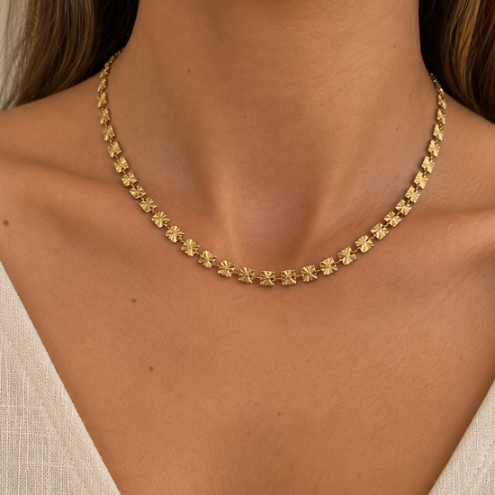 Collar Florencia Dorado BRAVATA, detalle 1: cadena compuesta por eslabones cuadrados con diseño de flor de cuatro pétalos con textura central