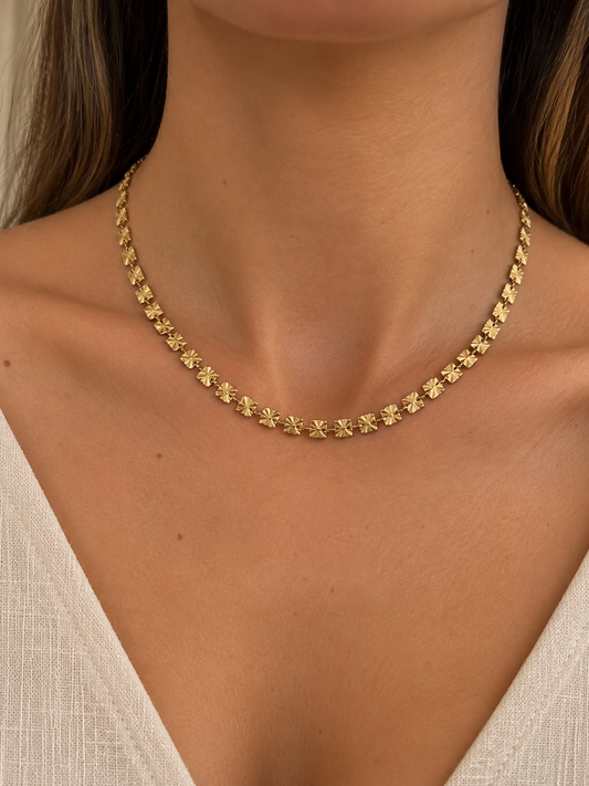 Collar Florencia Dorado BRAVATA, detalle 1: cadena compuesta por eslabones cuadrados con diseño de flor de cuatro pétalos con textura central