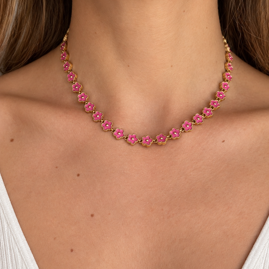 Collar Primavera Rubí BRAVATA, cadena con eslabones pequeños y flores de cinco pétalos en color malva con centro redondo dorado, unidas entre sí 