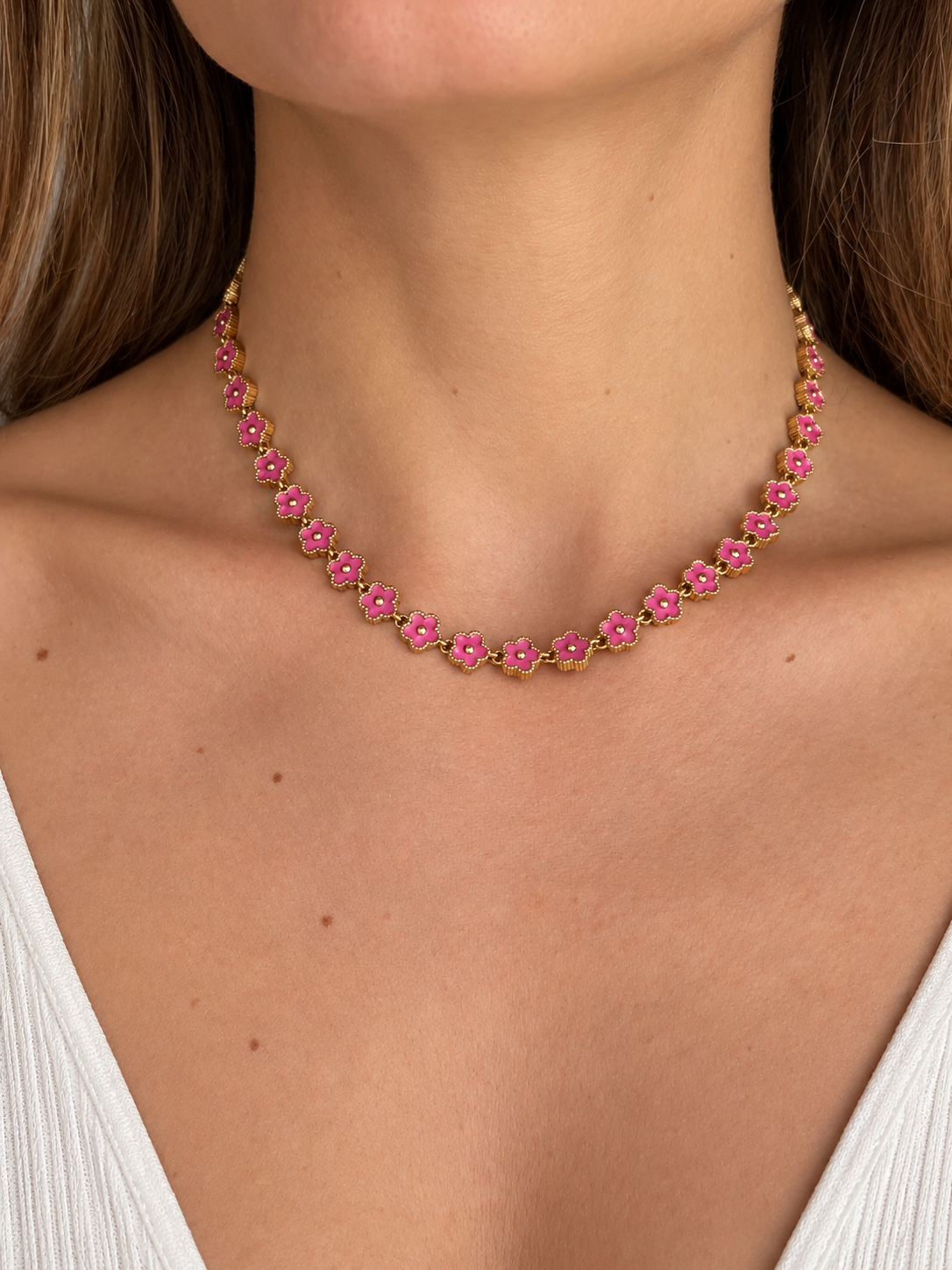 Collar Primavera Rubí BRAVATA, cadena con eslabones pequeños y flores de cinco pétalos en color malva con centro redondo dorado, unidas entre sí 