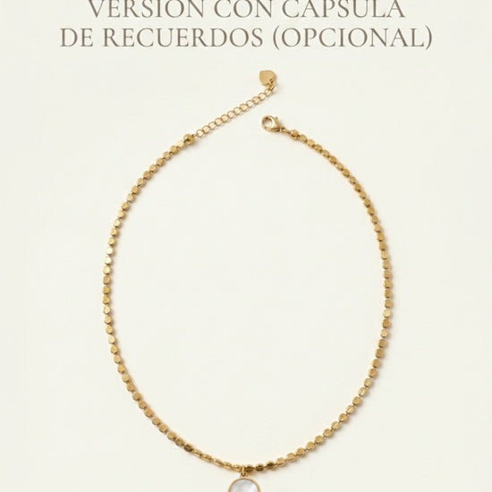 Collar dorado con colgante circular y opción de cápsula de recuerdos Bravata
